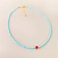 Collier minimaliste en perles bleu ciel avec pierre centrale rouge et fermoir doré - Collier en Agate Rouge