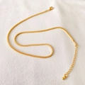 Minimalistische vergoldete Schlangenkette mit Karabinerverschluss auf weißem Hintergrund - Gold