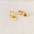 Minimalistische vergulde onregelmatige blad oorbellen op rustieke linnen ondergrond - Goud