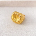 Détail macro d'une bague carrée dorée avec texture radiale et style vintage sophistiqué - US 7 / Or