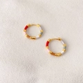 Orecchini a cerchio placcati in oro con design colorato in smalto e stile moderno - Tondo Rosso