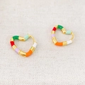 Dettaglio di orecchini a cerchio a cuore dorati con smalto colorato e trama a bambù - Cuori Colorati