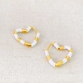 Macro di orecchini a cuore in stile bambù con strati alternati di oro e smalto bianco - Cuore Bianco