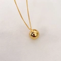 Elegante gouden bolvormige hanger ketting met spiegelafwerking en gegraveerde tekst - Goud