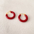 Elegantes pendientes de aro en esmalte rojo con acabado dorado y cierre de bisagra - Burdeos
