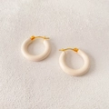 Pendientes de aro gruesos minimalistas de esmalte crema y cierre de metal chapado en oro - Beige