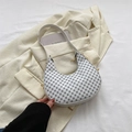 Borsa a mezzaluna bianca con monogramma nero e dettagli metallici dorati eleganti - Bianco Sporco