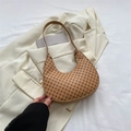 Borsa hobo kaki con motivo circolare marrone scuro su sfondo abito bianco - Marrone
