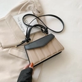 Contrast panel crossbody bag in black and beige faux leather with vertical stitching - Black