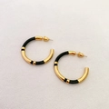 Boucles d'oreilles créoles dorées en C minimalistes avec émail noir et finition brillante - Noir
