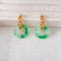 Boucles d'oreilles chinoises avec anneaux en jade vert et crochets dorés ajourés chics - Doré