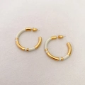 Boucles d'oreilles créoles en C dorées minimalistes avec motif émaillé blanc - Blanc