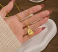 Collana in acciaio al titanio dorato con ciondolo astratto madre e bambino dal design unico - Collana (Oro)