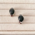 Detailaufnahme ovaler schwarzer Onyx-Ohrstecker in polierten Fassungen aus 925er Silber - Ohrstecker mit schwarzem Achat
