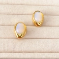 Ovale Opal-Ohrstecker im französischen Stil auf einem beigen Samt-Schmucktablett - Opal Ohrstecker