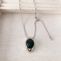 Detail der verstellbaren silbernen Schlangenkette mit schwarzem Onyx-Anhänger - Halskette / Halskette mit schwarzem Achat
