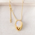 Elegante goldene Schlangenkette mit opalfarbenem Tropfenanhänger und Schiebeverschluss - Halskette / Opal Halskette