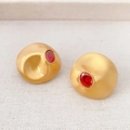 Detail von gebürsteten Goldohrringen mit ovalem rotem Edelstein im minimalistischen Stil - S925 Silber Nadel Ohrstecker / Gold (Roter Stein Ohrstecker)
