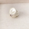 Vintage Ring in Creme-Matt mit gebürsteter Textur und funkelnder Granat-Zirkon-Einlage - Verstellbarer Ring / Silber (Weiße Stein Ring)