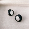 Boucles d'oreilles irrégulières en émail noir avec centre argenté sur tissu blanc - Stud boucles d'oreilles