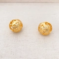Elegante hohle Kugelohrringe mit vergoldetem Ginkgo-Muster auf Leinenhintergrund - Gold