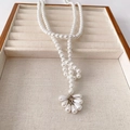Elegante Franse vintage parelketting met bloemhanger gepresenteerd in sieradendoos - Ketting