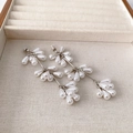 Elegante drievoudige druppeloorbellen met witte parels en zilveren afwerking - Stud oorbellen