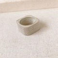 Anello quadrato moderno in argento con trama a maglia su sfondo in tessuto rustico - US 7 / Argento