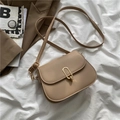 Schicke beige Umhängetasche mit goldener ovaler Schließe und verstellbarem Riemen - Khaki