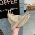 Borsa a tracolla a mezzaluna in nylon beige kaki con ampia tracolla regolabile - Bianco Sporco