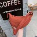 Borsa a tracolla a mezzaluna in nylon arancione caramello con ampia tracolla - Arancione