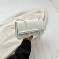 Minimale witte crossbodytas van kunstleer met gouden letters en slanke schouderriem - Wit