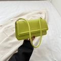 Neon groene rechthoekige schoudertas van PU-leer met elegante gouden metalen details - Groen
