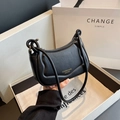 Klassische schwarze Leder-Satteltasche in Halbmondform mit goldener Schrift und Gurt - Schwarz
