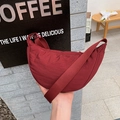 Borsa a tracolla a mezzaluna bordeaux in nylon con tracolla larga in stile casual - Rosso