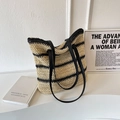 Borsa tote in paglia a righe con spalline in pelle nera in un ambiente minimalista chic - Nero