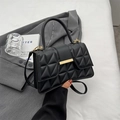 Schwarze Stepptasche mit geometrischem Muster und goldenem Verschluss für Damen - Schwarz