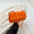 Levendige oranje rechthoekige schoudertas van mat PU-leer met goudkleurige gesp detail - Oranje