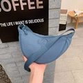 Borsa a tracolla a mezzaluna in nylon blu nebbia con cerniera dal design minimalista - Blu