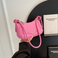 Rosafarbene Satteltasche aus Leder mit Faltendetails und elegantem Gold-Schriftzug - Rosa