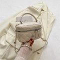 Borsa a secchiello cilindrica crema trapuntata con logo fiore e tracolla - Grande / Bianco Sporco