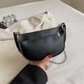 Schwarze Halbmond-Satteltasche aus PU-Leder mit Silberkette und Reißverschlusstasche - Schwarz