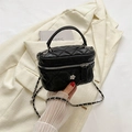 Borsa a secchiello cilindrica nera trapuntata in pelle PU con tracolla a catena e fiore - Grande / Nero