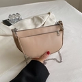 Schicke beige Satteltasche in Halbmondform mit Doppelreißverschluss und Silberkette - Khaki