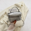 Borsa a cilindro trapuntata argento con dettaglio camelia e tracolla a catena - Grande / Argento