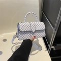 Witte kunstleren crossbodytas met zwarte geometrische patronen en handvat - Wit