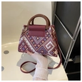 Detail der geometrischen Webart auf der Ethno-Stofftasche mit Holzgriff-Optik - Rot