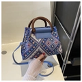 Ethno-Handtasche mit blauen Webmustern und runden Griffen aus hochwertigem Holz - Blau
