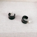 Elegantes pendientes de aro en C de esmalte negro con aguja de plata 925 sobre lino beige texturizado - Negro