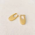 Vista macro di orecchini a U in stile vintage francese placcati in oro 18K lucido su rame - Grande / Oro